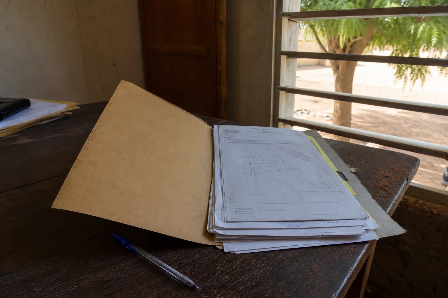 Dossier de documents posé sur un bureau