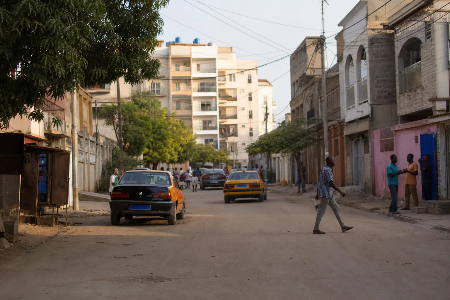 Rue et immeubles dans un quartier de Dakar